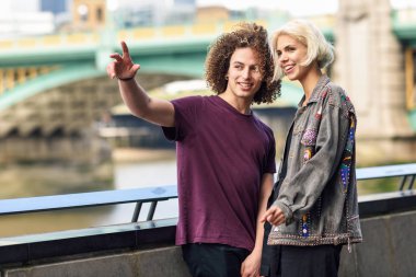 Thames Nehri yakınlarında oturan konuşan mutlu çift.