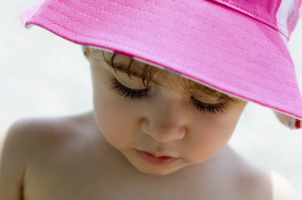 Close-up potrait de adorável menina usando chapéu de sol — Fotografia de Stock