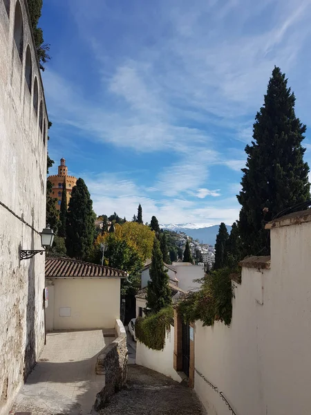 Rue Grenade dans le quartier de Realejo avec vue sur la Sierra Nevada — Photo