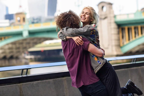 Lyckligt par kramar nära Southwark Bridge över Themsen, London — Stockfoto