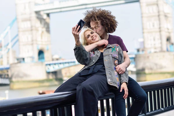 Młoda para robi sobie selfie na Tower Bridge — Zdjęcie stockowe