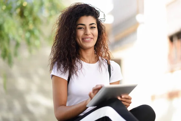 Mujer africana sonriente usando tableta digital al aire libre —  Fotos de Stock