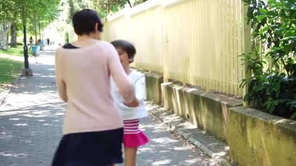 Mãe e sua filha criança menina brincando e dançando juntos — Vídeo de Stock