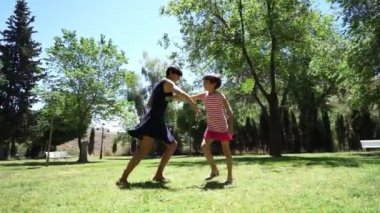 Anne ve kızı çocuk kız birlikte oynarken ve dans