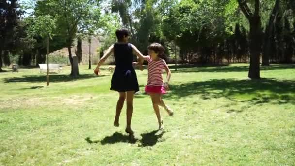 Madre y su hija niña jugando y bailando juntas — Vídeo de stock