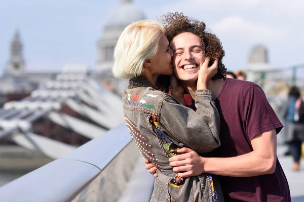 Abraço de casal feliz por Millennium bridge, River Thames, Londres . — Fotografia de Stock