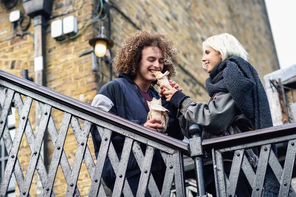 Happy couple eating Doner kebab, shawarma, in Camden Town — Stock Photo, Image