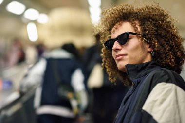 Genç adam yukarı bir metro istasyonunda gidiyor.