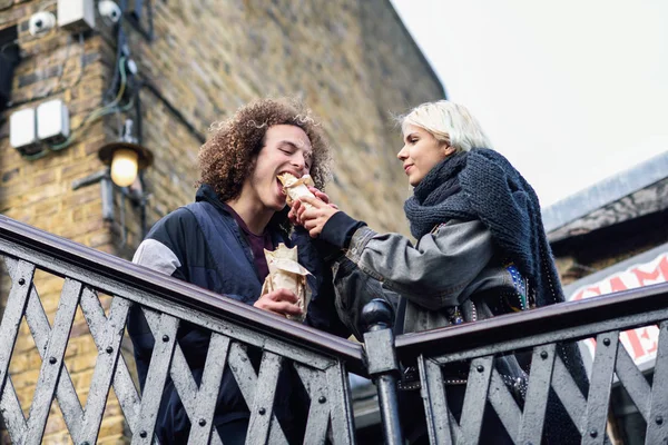 Happy couple eating Doner kebab, shawarma, in Camden Town — Stock Photo, Image