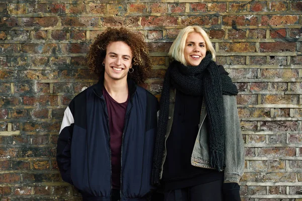 Young couple enjoying Camden town in front of a brick wall typical of London — Stock Photo, Image