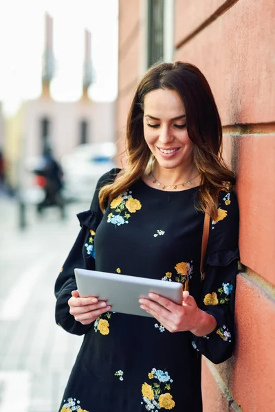 Mujer joven sonriente usando tableta digital al aire libre . —  Fotos de Stock