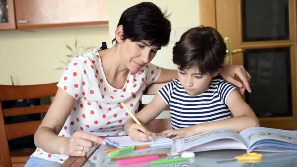 Mère d'âge moyen aide sa fille avec ses devoirs . — Video