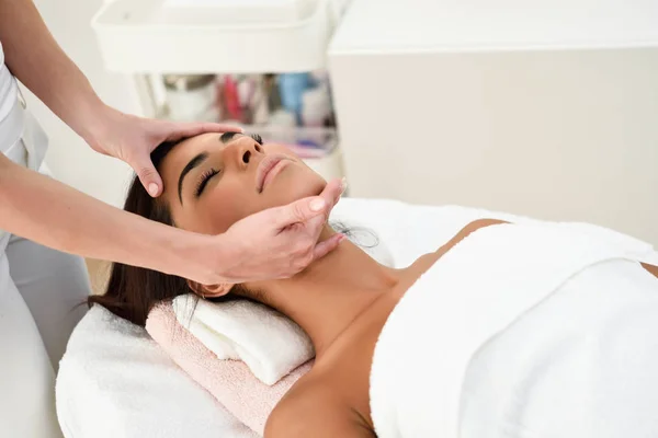 Kobieta otrzymująca masaż głowy w spa wellness centrum. — Zdjęcie stockowe