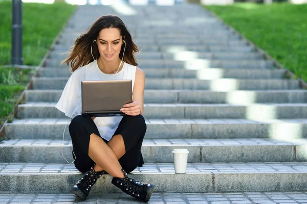 Empresaria de mediana edad trabajando con su computadora portátil sentada en el suelo . — Foto de Stock