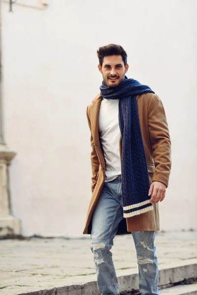 Joven vistiendo ropa de invierno en la calle. —  Fotos de Stock