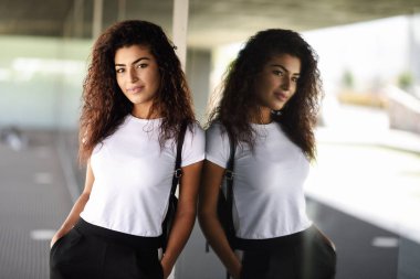 Siyah kıvırcık saç modeli ayakta İşletme Binası yakınında olan Afrika kadın