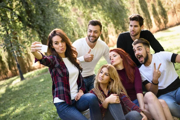 Groupe d'amis prenant selfie en fond urbain — Photo