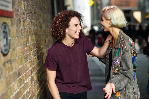 Молода пара розмовляє в міському фоні на типовому лондонському вулиці. — стокове фото