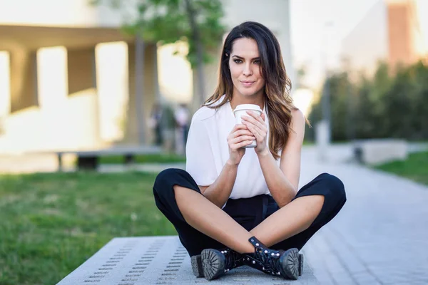 Estudiante tomando un descanso de café en la universidad — Foto de Stock