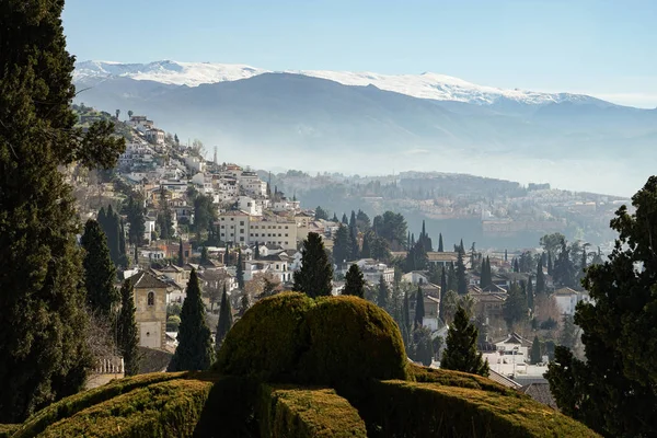 Vista de la ciudad de Granada y Sierra Nevada — Foto de Stock