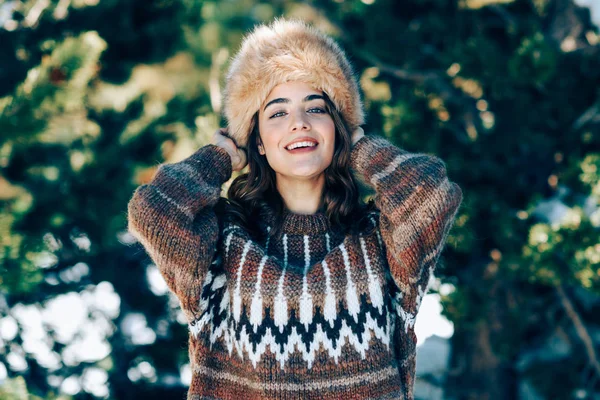 冬は雪の山を楽しむ若い女性 — ストック写真