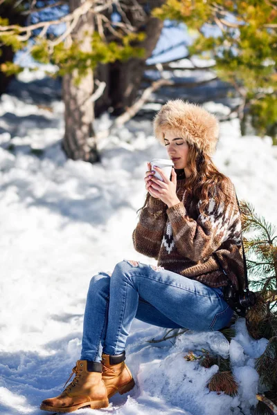 겨울에 눈덮인 산을 즐기는 젊은 여자 — 스톡 사진