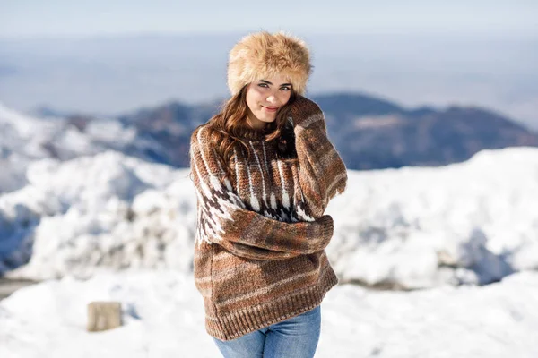 Mujer joven disfrutando de las montañas nevadas en invierno —  Fotos de Stock