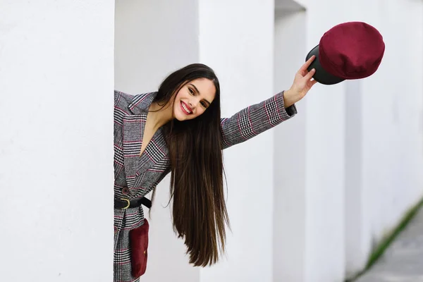 Jong mooi meisje met zeer lang haar dragen winterjas en GLB buitenshuis — Stockfoto