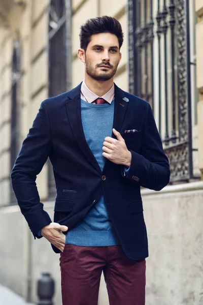 Hombre atractivo vistiendo traje elegante británico en la calle. Peinado moderno . — Foto de Stock