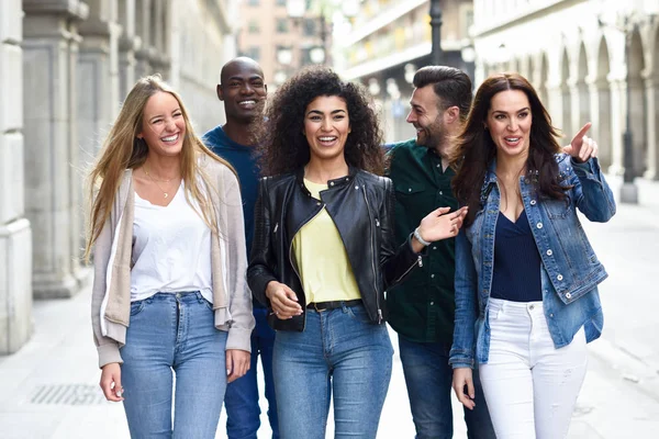 Grupo de amigos divirtiéndose juntos al aire libre — Foto de Stock