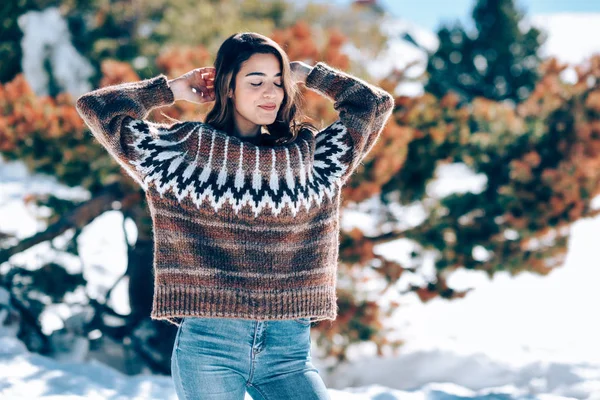 Giovane donna godendo le montagne innevate in inverno — Foto Stock