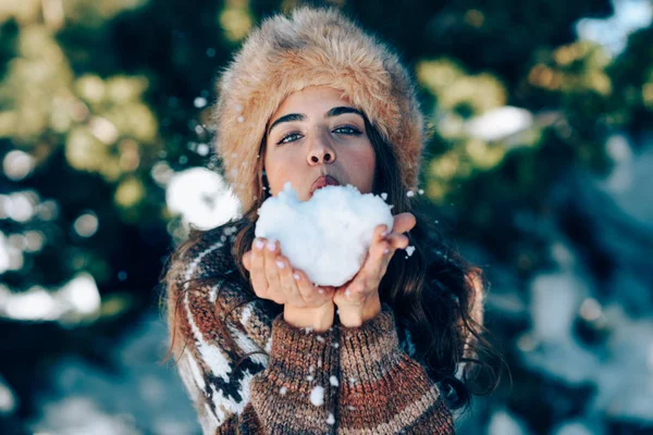 Junge Frau genießt im Winter die verschneiten Berge — Stockfoto