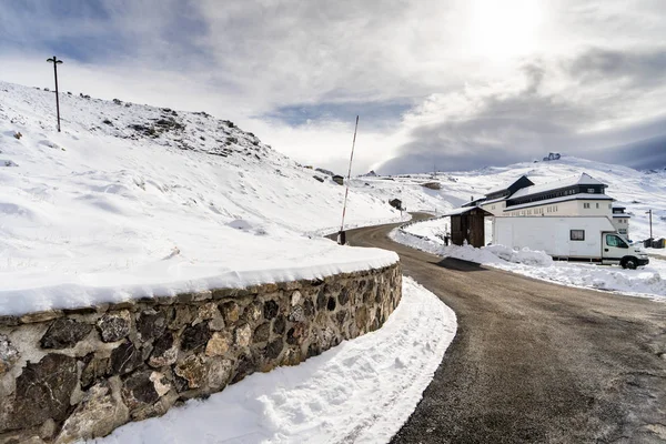 Droga w ośrodku narciarskim Sierra Nevada zimą, pełna śniegu. — Zdjęcie stockowe