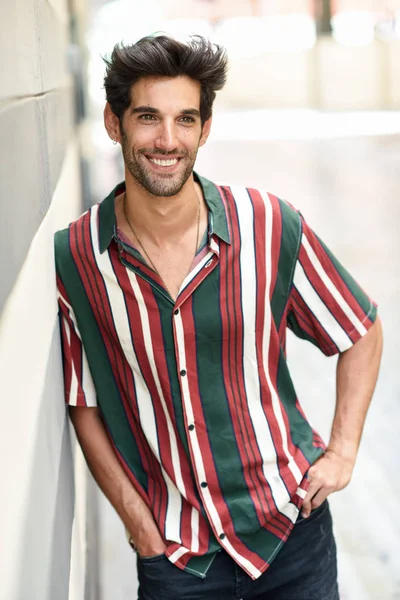 Ελκυστικός νέος άντρας με σκούρα μαλλιά και μοντέρνο χτένισμα φορώντας casual ρούχα σε εξωτερικούς χώρους — Φωτογραφία Αρχείου