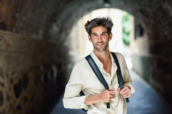 Giovane uomo visita della città godendo le strade di Granada — Foto Stock