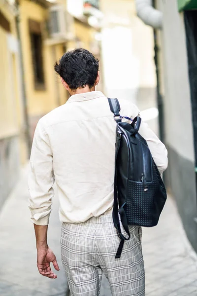 Giovane uomo visita della città godendo le strade di Granada — Foto Stock