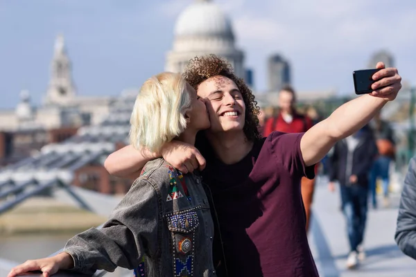 Happy couple prenant une photo selfie sur le Millennium Bridge de Londres — Photo