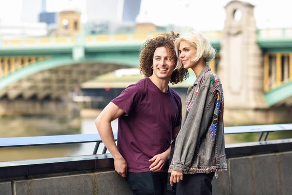 Happy couple talking sitting near River Thames. — Stock Photo, Image