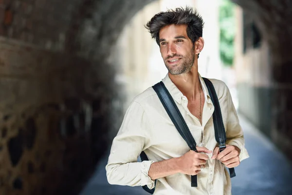 Giovane uomo visita della città godendo le strade di Granada — Foto Stock