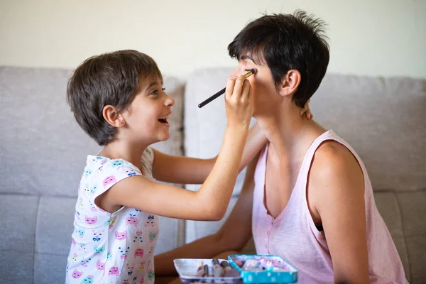 Mãe e sua filhinha fazendo as pazes um pelo outro — Fotografia de Stock