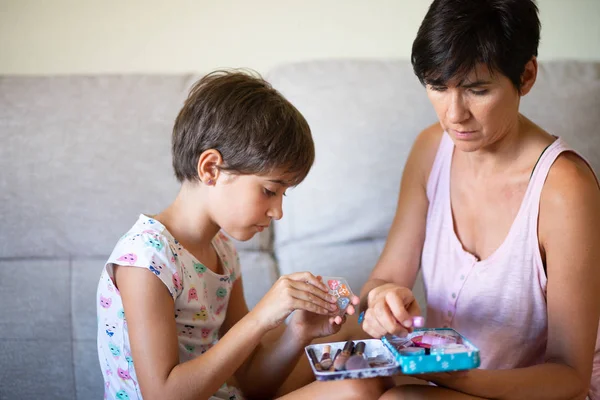 Mère et sa petite fille se font pardonner — Photo