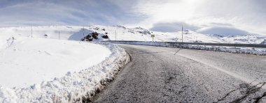Kışın Sierra Nevada kayak beldesinde yol, kar dolu.