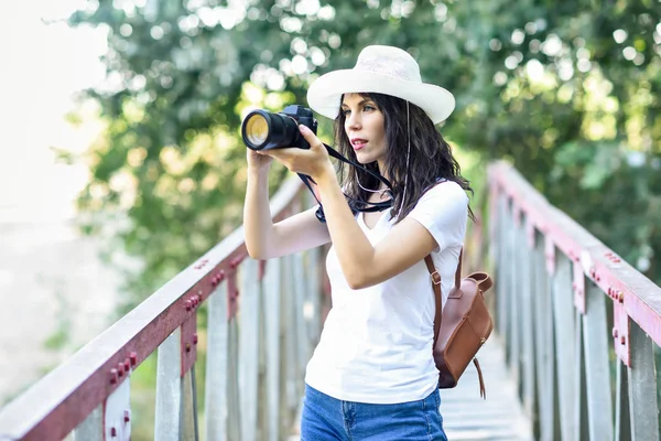 Caminante mujer tomando fotografías con una cámara sin espejo — Foto de Stock