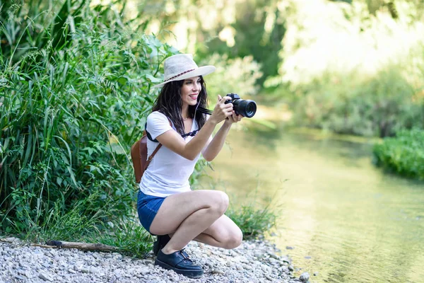 Donna escursionista che scatta fotografie con una macchina fotografica mirrorless — Foto Stock