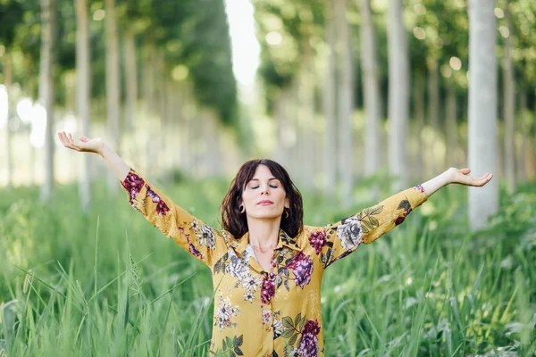 女人的手臂举起来，享受绿色森林中的新鲜空气. — 图库照片