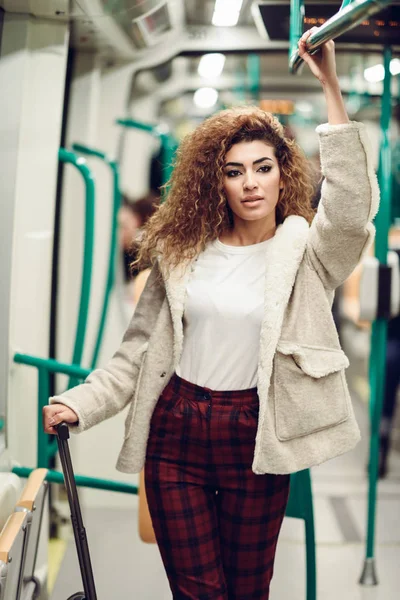 Mulher árabe dentro do metro. Menina árabe em roupas casuais . — Fotografia de Stock