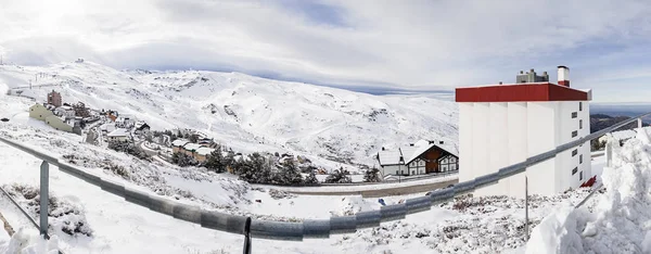 Estância de esqui de Sierra Nevada no inverno, cheio de neve. — Fotografia de Stock