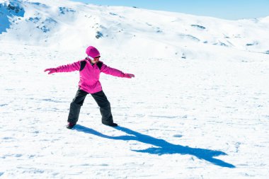 Küçük kız karda snowboard eğitmeni oynuyor
