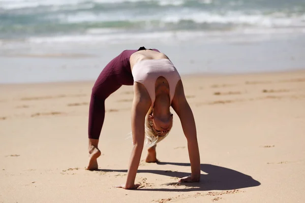 Mulher loira caucasiana praticando ioga na praia — Fotografia de Stock