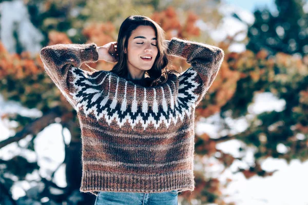 Mujer joven disfrutando de las montañas nevadas en invierno — Foto de Stock